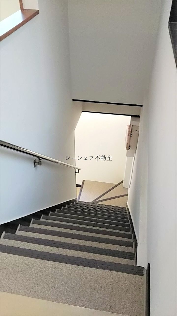 ２Fから３Fへの階段※現テナント様入居前のお写真です。