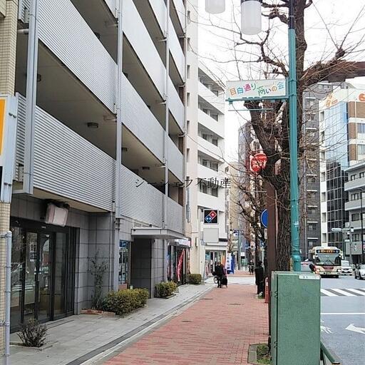 目白通り歩道 綺麗に舗装された歩道です。