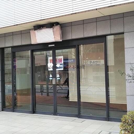 リビオレゾン目白通り1F店舗 間口 ガラス張りで視認性のいい間口