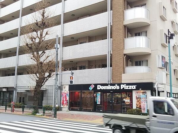 リビオレゾン目白通り外観 隣は宅配ピザやさんが盛業中
