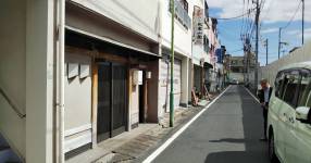 中央本町２丁目店舗　前面道路です。