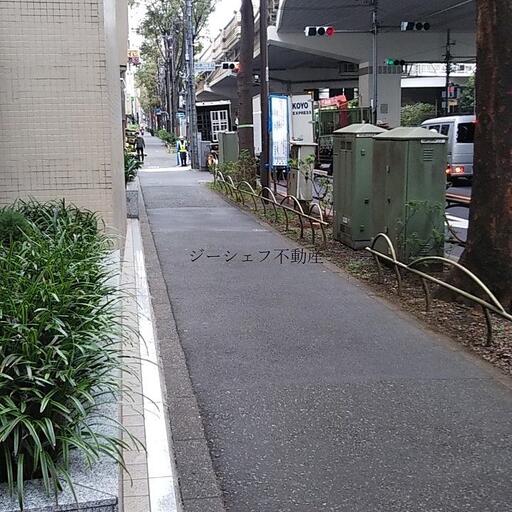 ライオンズマンション松原1F店舗 前面道路 至近のスーパーへの通り道になってます