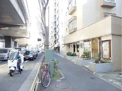 視認性良好な大型マンションの１Ｆ路面店舗！飲食（油・臭いがきつい業種は不可）・物販・サービス・クリニック・美容サロン・営業所・事務所等業種お気軽にご相談ください！ 