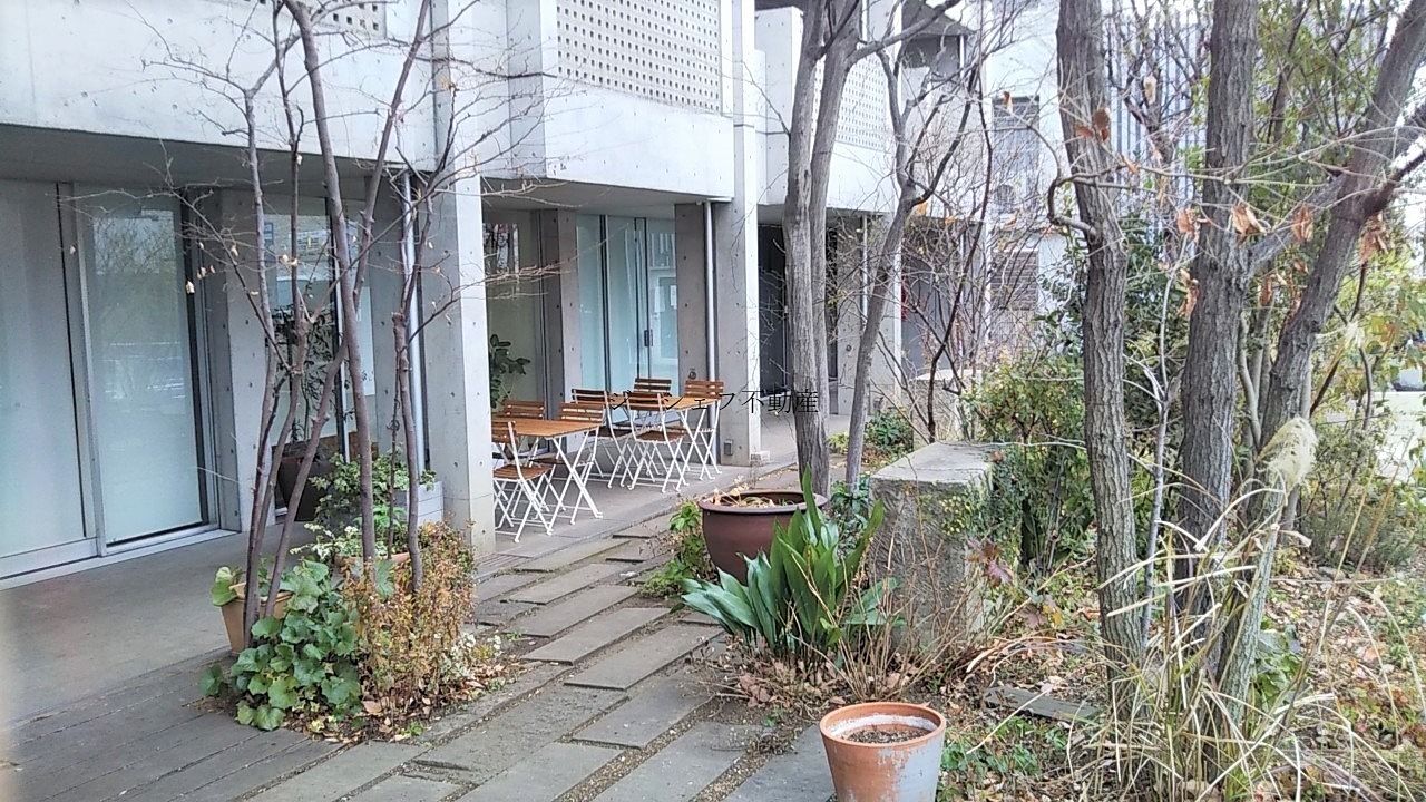 堀部安嗣氏設計のスタイリッシュな建物。庭には四季折々の緑があふれる雰囲気のある１Ｆ路面店舗です！