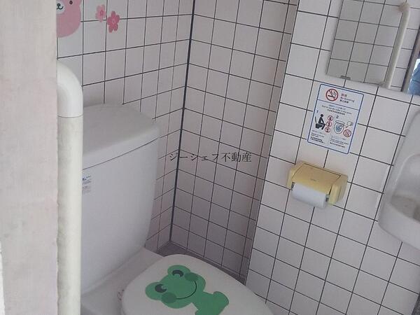 残置物のトイレです。