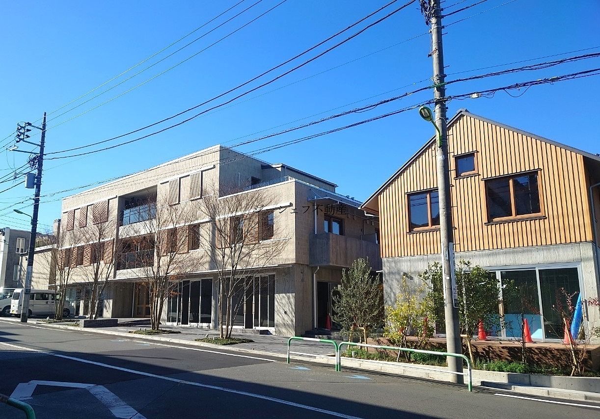自由が丘と田園調布の間、緑豊かで気品がある街：玉川田園調布。質の良さとあたたかみを感じるデザインでまとめられた空間が魅力の店舗物件です。
