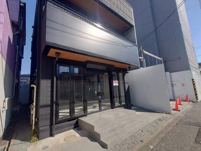 生活道路に面し、大型看板設置可能な視認性の良い物件です！飲食・サービス・物販等業種ご相談下さい。賃貸面積は階段下スペース含みます。）