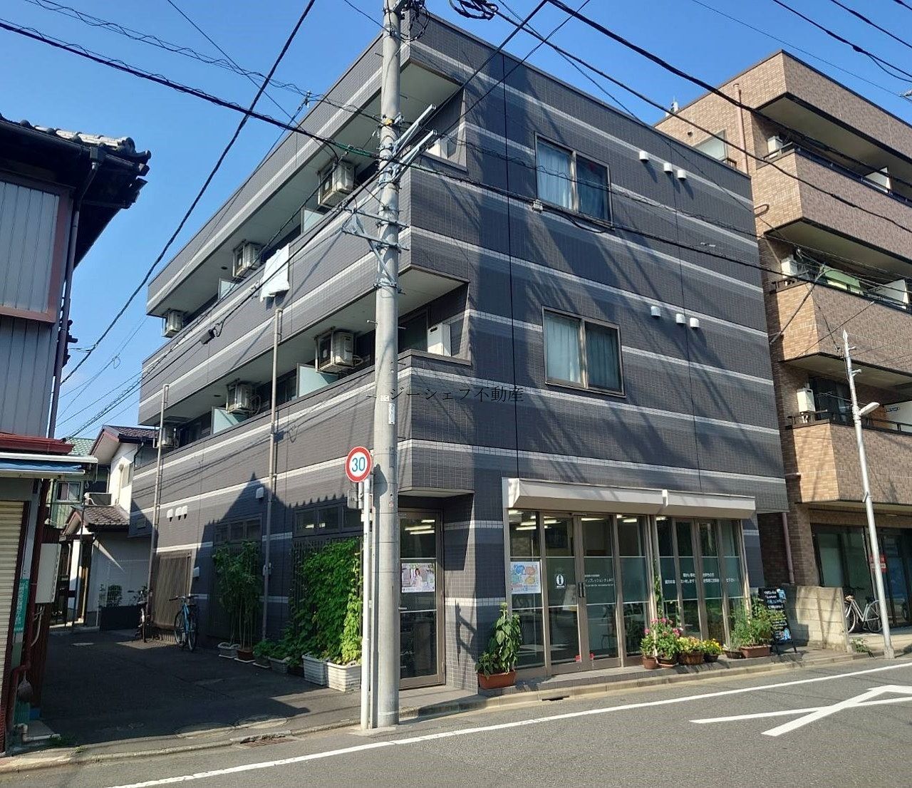 最上階・広々とした明るい居室です。周辺は日常利用施設も充実しており、住環境良好です。オートロック付きのマンション。