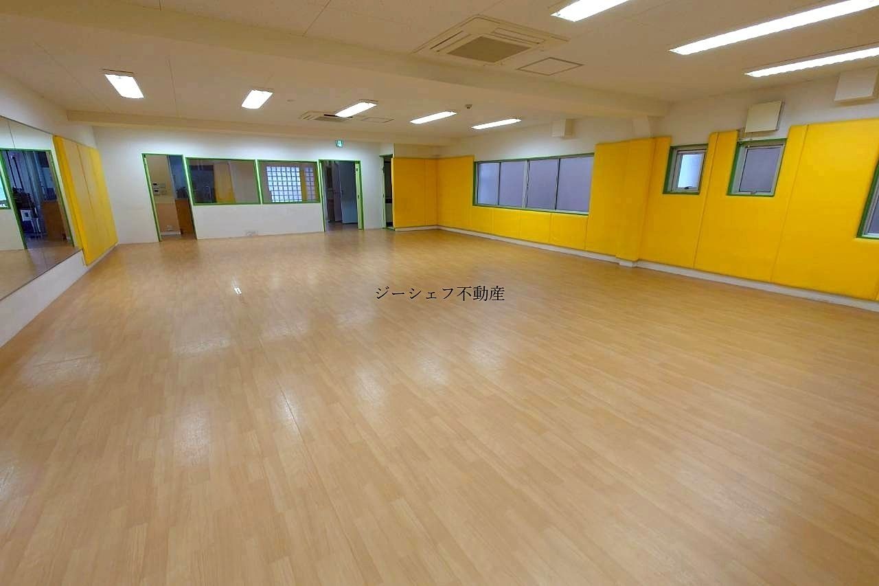 西荻窪・人通りの多い伏見通り商店街沿い！視認性が良好な物件です。体操教室居ぬき、業種ご相談下さい。（一括貸も相談可能）