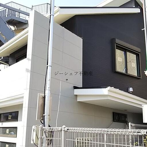 ホープ外観 隣地も建物が奥まっているため窓からの視界も良好です