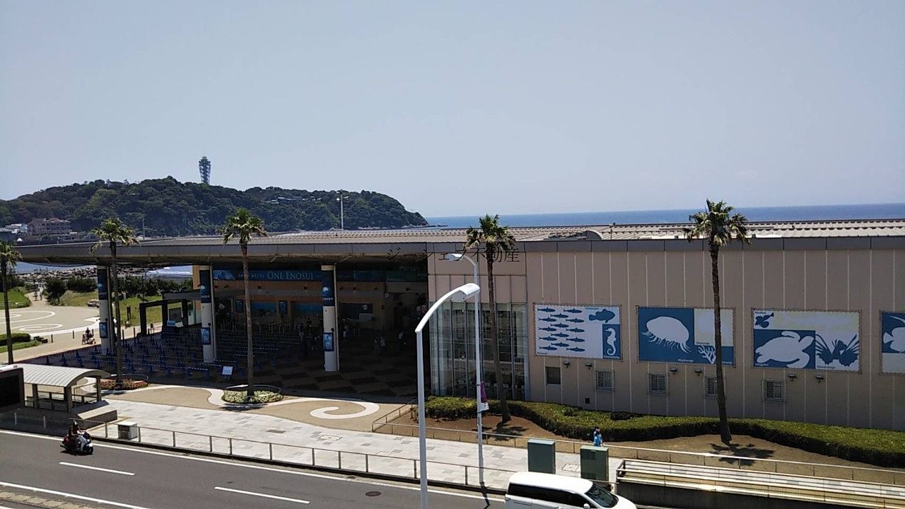 ３Ｆ通路から海をみて撮影。湘南の海が一望できます。江ノ島水族館も見えます。